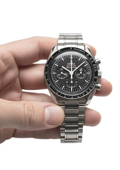 Montre de luxe sur fond clair